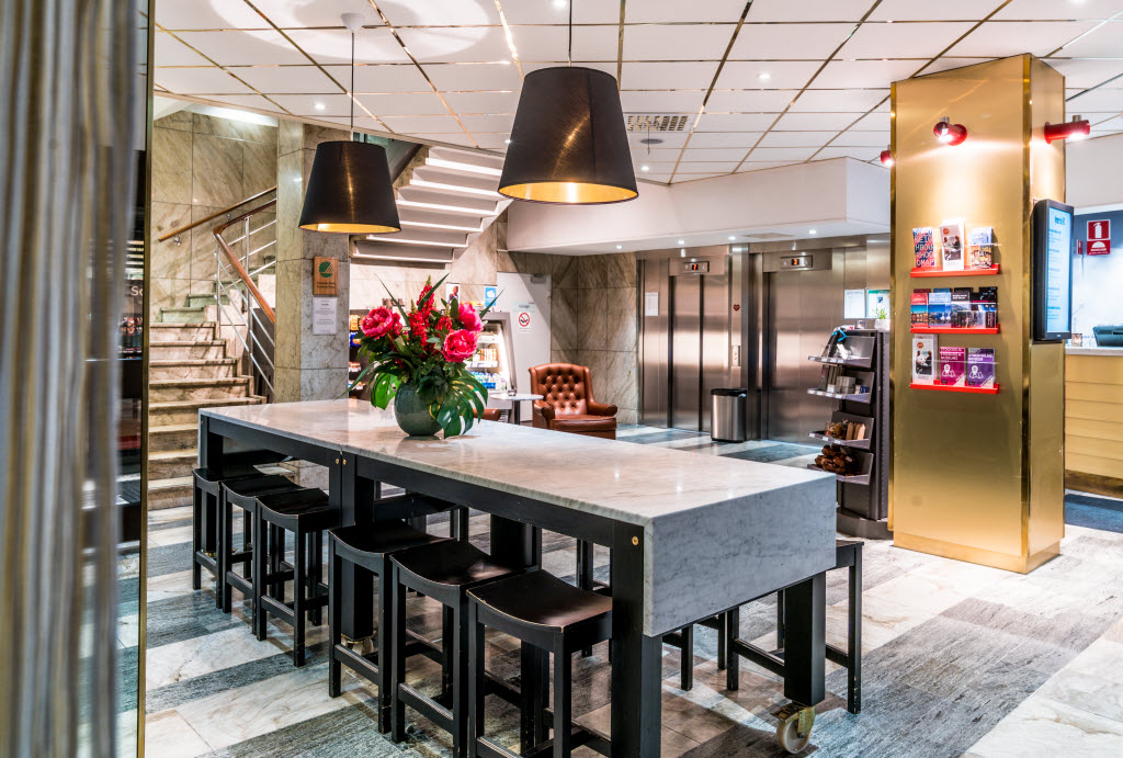 Copyright: : Photo Karl Gabor Scandic Sjöfartshotellet, table in lobby